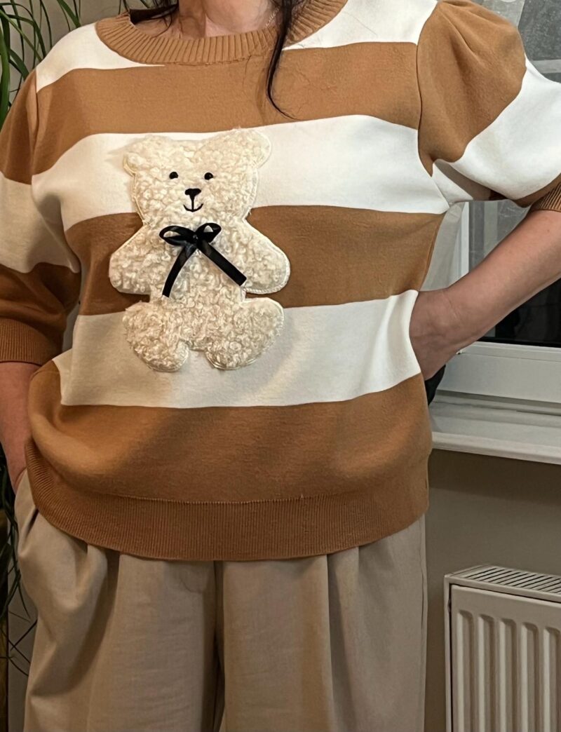 Miły sweterek z misiem z rękawkiem za łokieć biało karmelowy Cocomore 2328-CO