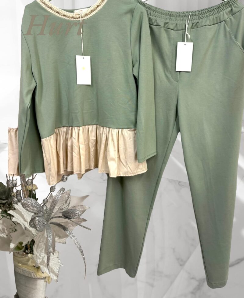 Komplet z falbanką zielony (moda włoska) 3540-MW