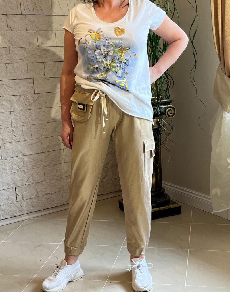 T-shirt  z kwiatami w błękitnym kolorze (moda włoska) 3533-MW