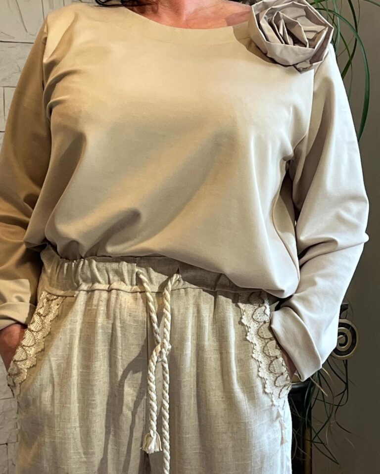 Elegancka bluzka z dekoracją (moda włoska) 3523-MW - zdjęcie 1