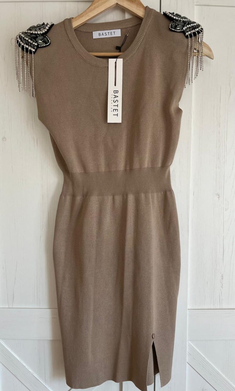 Prosta sukienka z pagonami beżowa Bastet 4562-BA