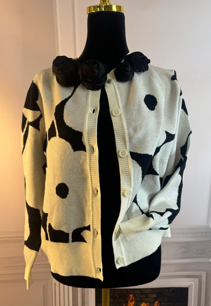 Sweterek z różyczkami (moda włoska) 6836-MW