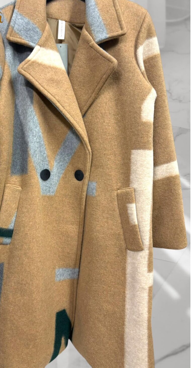 Płaszczyk kocyk w literki (moda włoska) 7749-MW - zdjęcie 2