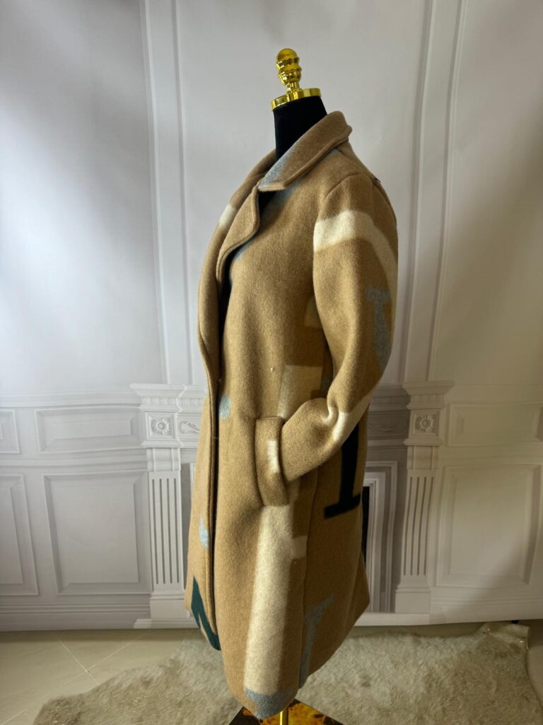 Płaszczyk kocyk w literki (moda włoska) 7749-MW - zdjęcie 4