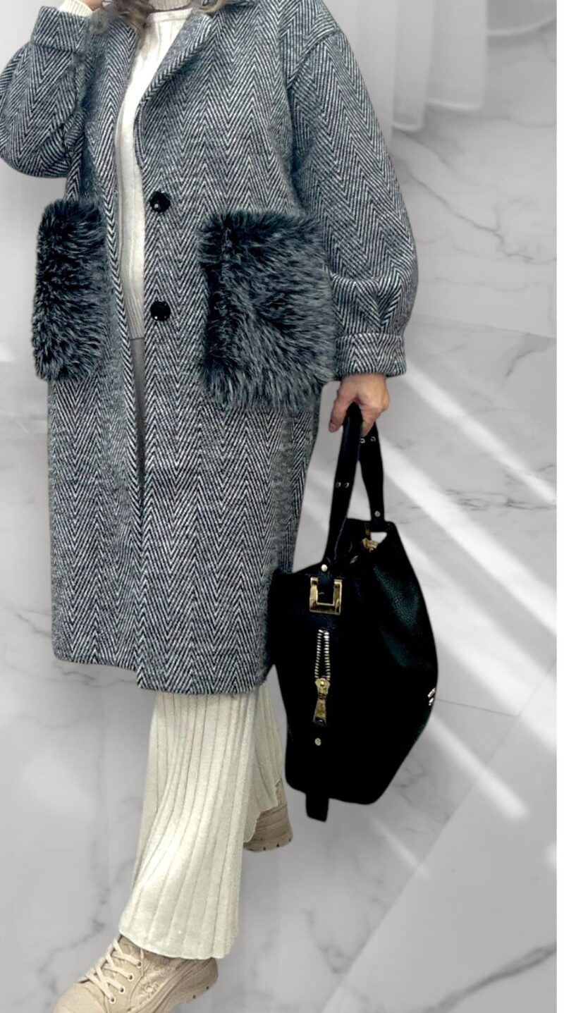 Płaszczyk z futerkowymi kieszeniami (moda włoska) 8371-MW